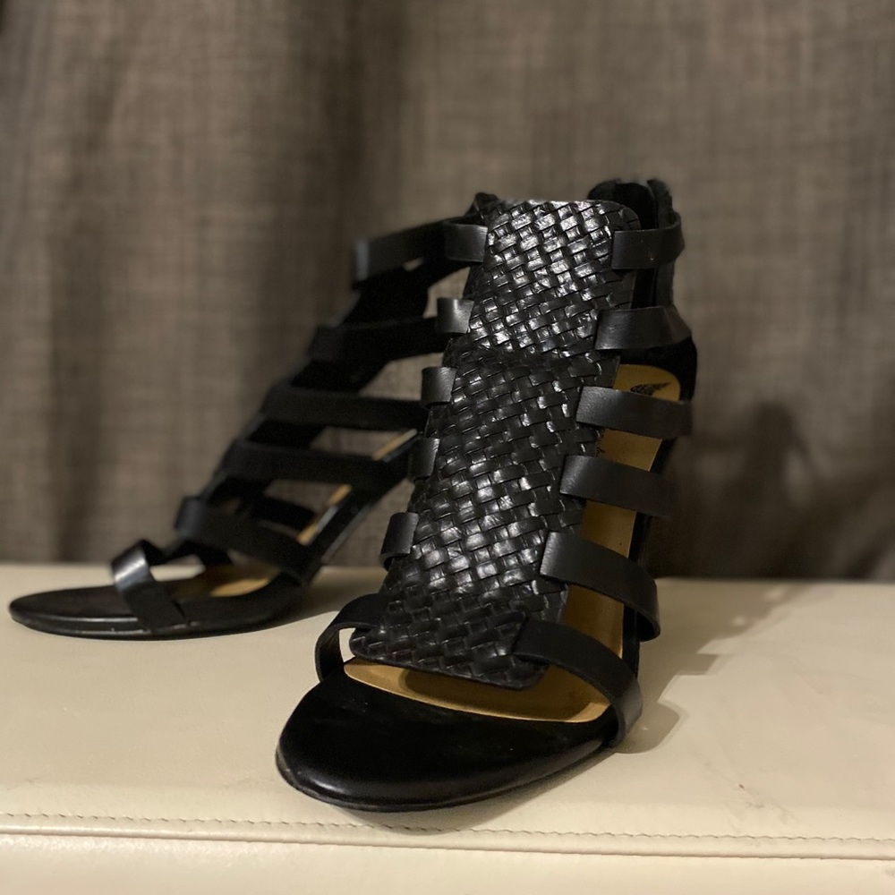 SIZE 8 WOMENS SANDALS